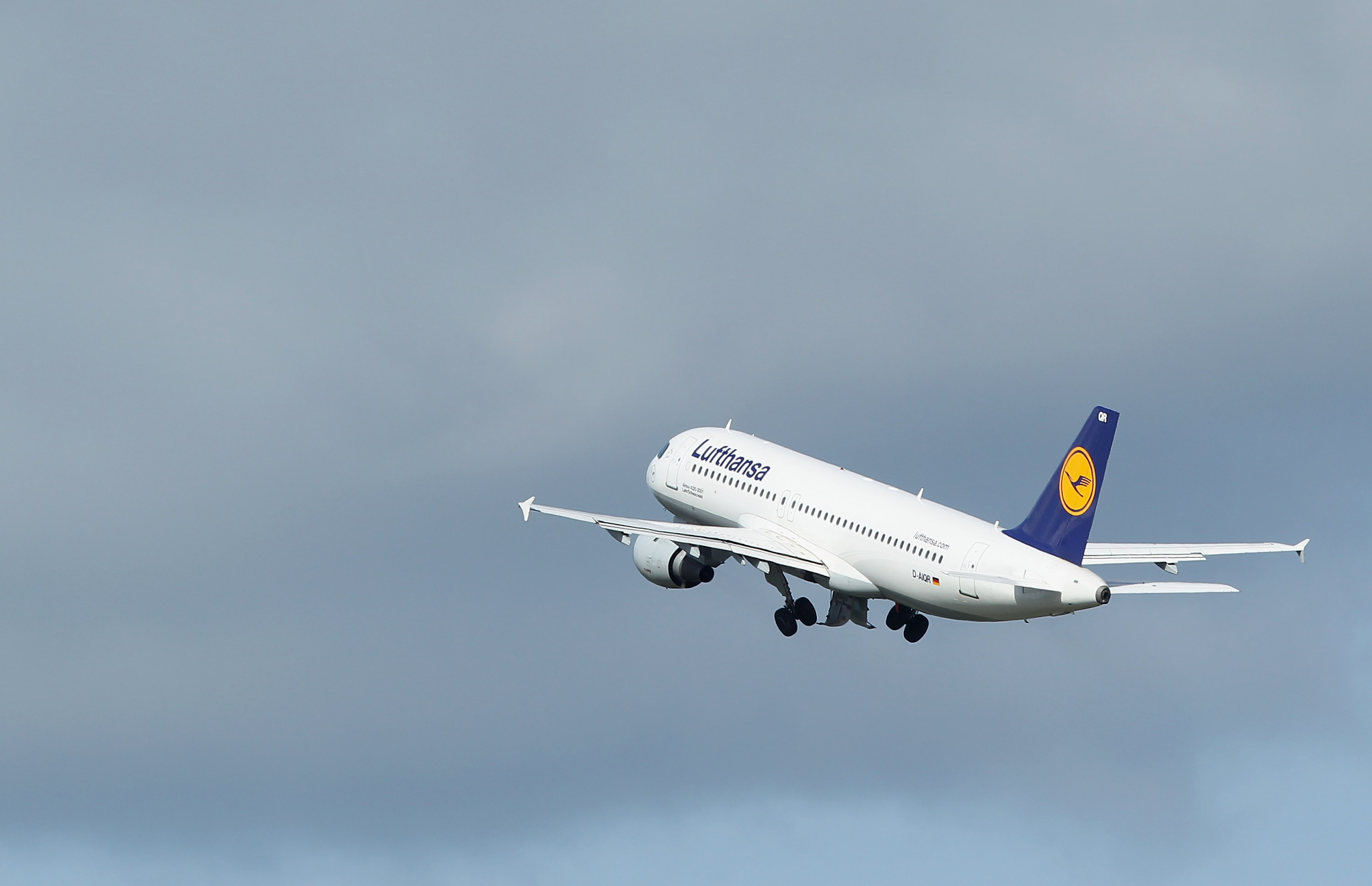 Atenţionare de călătorie pentru Germania: Perturbări ale zborurilor operate de Lufthansa