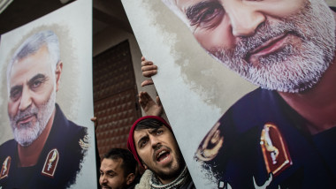Oameni cu portretul lui Qasem Soleimani protestând în Turcia după uciderea sa de către SUA, într-un atac cu dronă la Bagdad