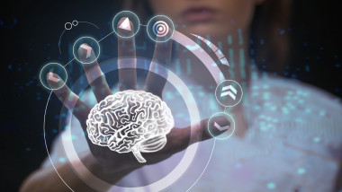 imagine futurista cu un creier dipsus intr-o holograma si mana unui doctor il dirijeaza