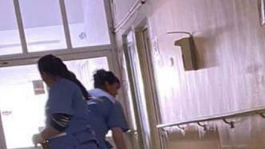 Spitalul Bagdasar Arseni, infirmiere spală pereții cu un mop murdar