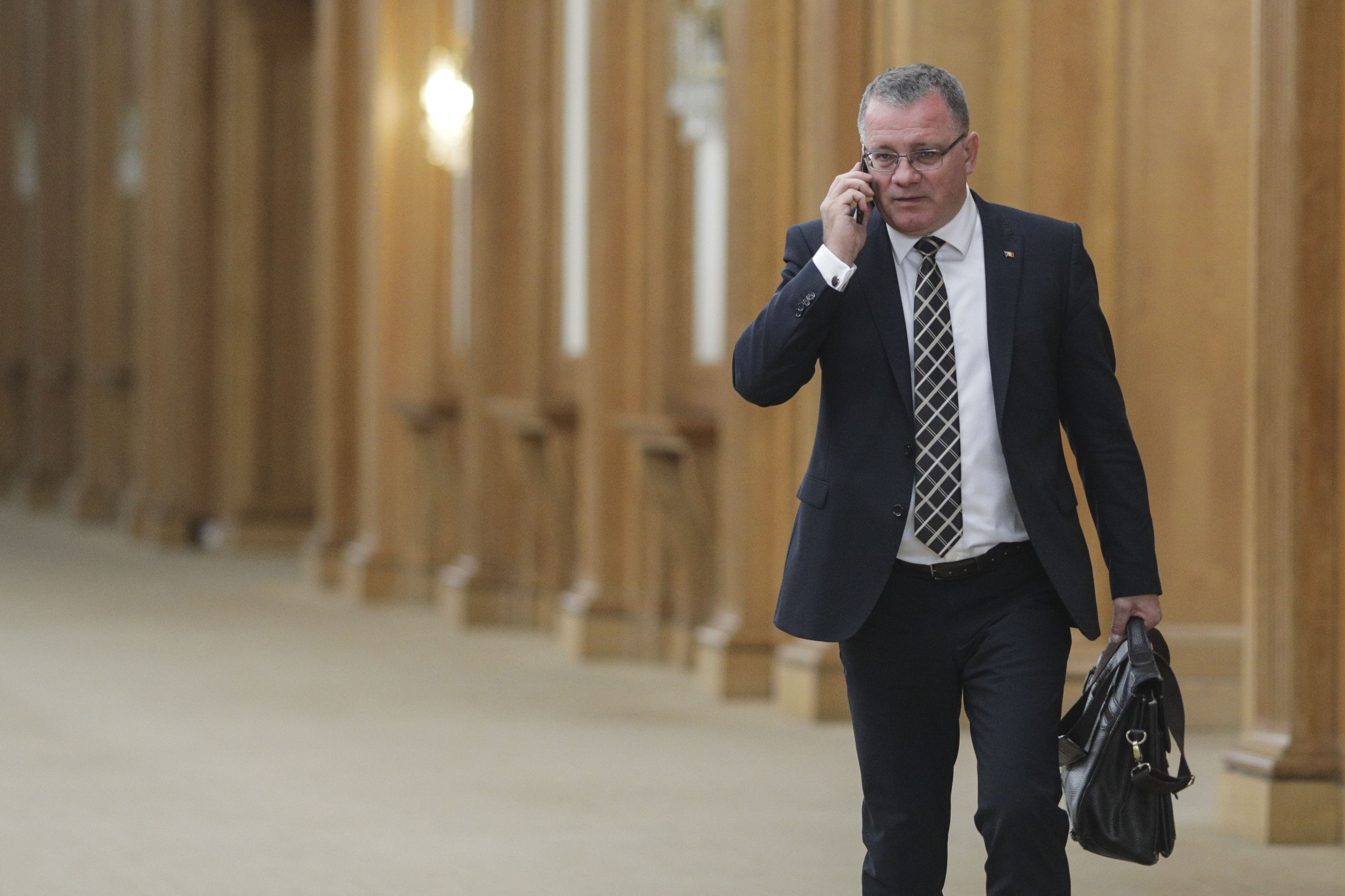 Adrian Oros, al nouălea liberal care demisionează din grupul parlamentar al PNL
