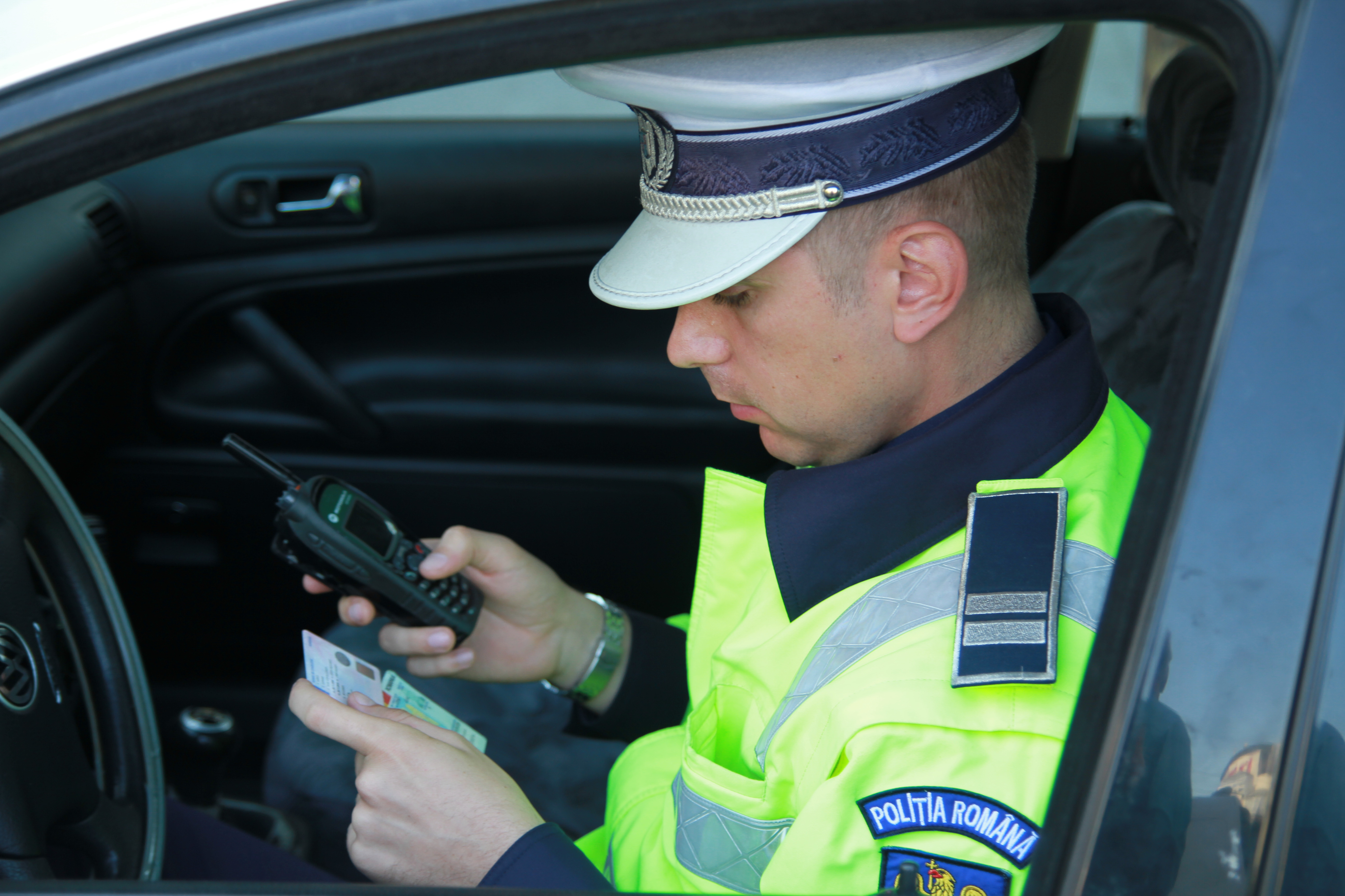 Un șofer din Dâmbovia a fost prins cu 200 km/oră pe un drum naţional. Nu a oprit la semnalele poliţiştilor şi nu avea ITP la maşină