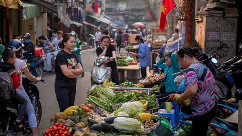 Localnici într-o piață din Coreea de Nord