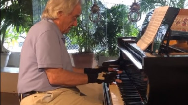 Joo Carlos Martins canta la pian in fata prietenilor sai, dupa o pauza de aproape 50 de ani