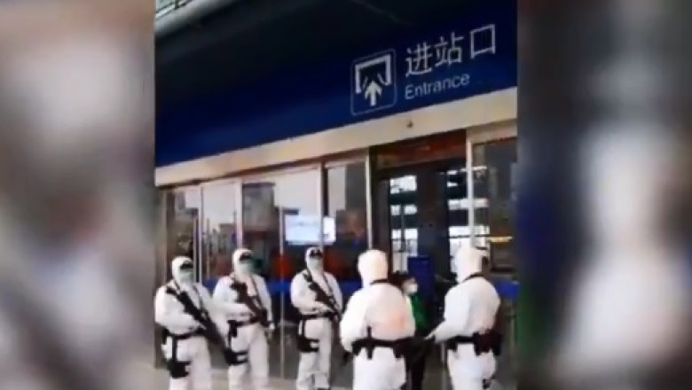 Soldati inarmati cu arme automate pazesc garile din Wuhan