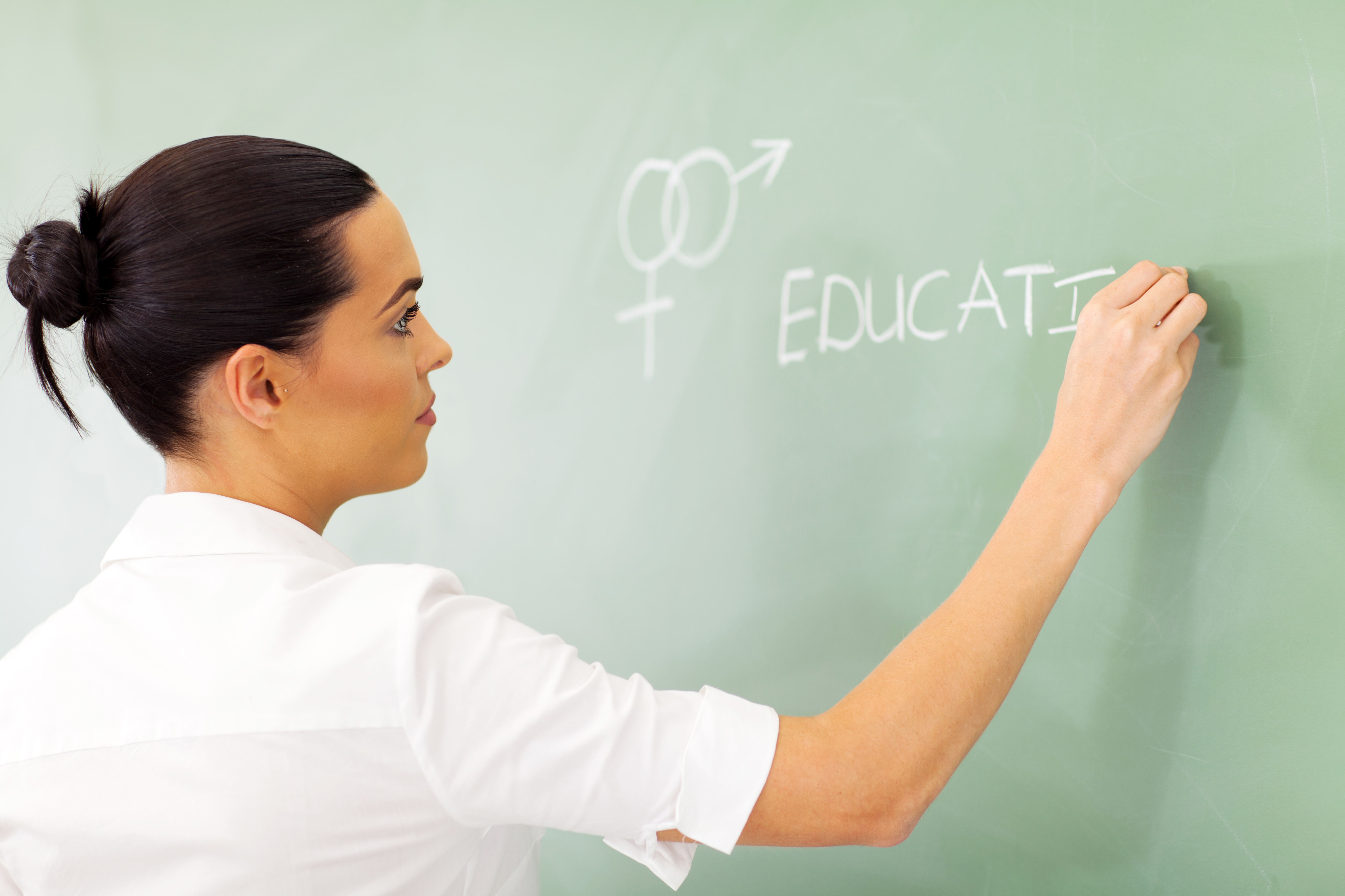 77% dintre români sunt de acord cu predarea educaţiei despre sexualitate în şcoală (studiu)