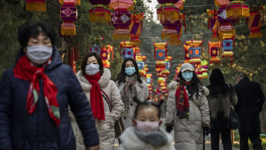 epidemie coronavirus China, oameni umblă cu măști pe fețe