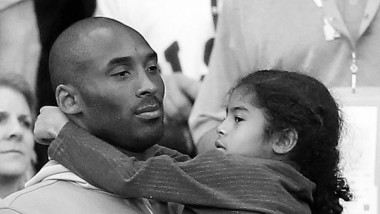 Kobe Bryant și fiica sa, Gianna, imbratisati.