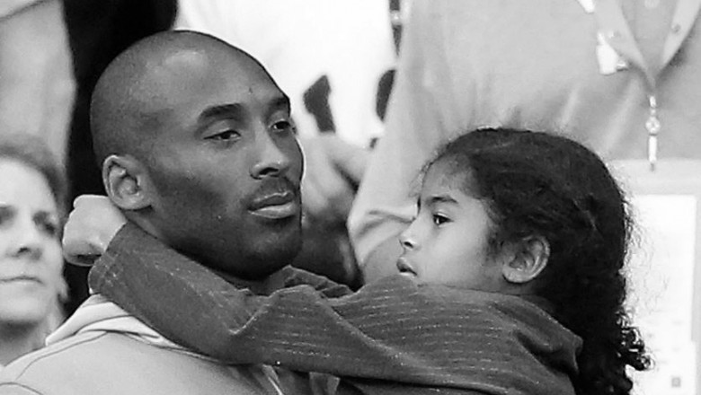 Kobe Bryant și fiica sa, Gianna, imbratisati.