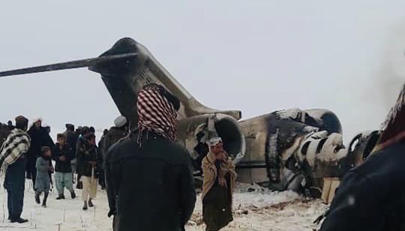 Ramaşiţele militarilor care au pierit in avionul prabuşit in Afghanistan, recuperate in mijlocul luptei dintre talibani şi afgani