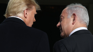 Președintele Donald Trump și premierul israelian Benjamin Netanyahu se privesc în ochi