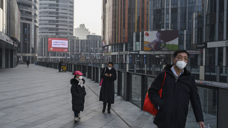Oameni pe stradă în Wuhan, China