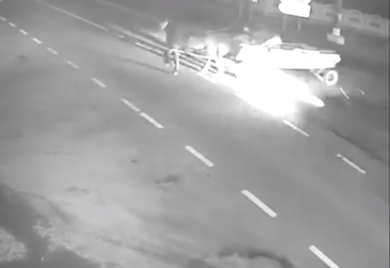 Un barbat a scapat fara nicio zgarietura dupa ce caruta sa a fost spulberata de o masina pe DN2 VIDEO