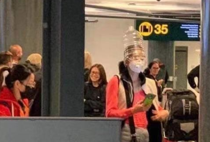 Masura anti-coronavirus pe aeroport: bidonul de apa pus pe cap. Chinezii au exportat-o deja si a ajuns peste ocean. FOTO