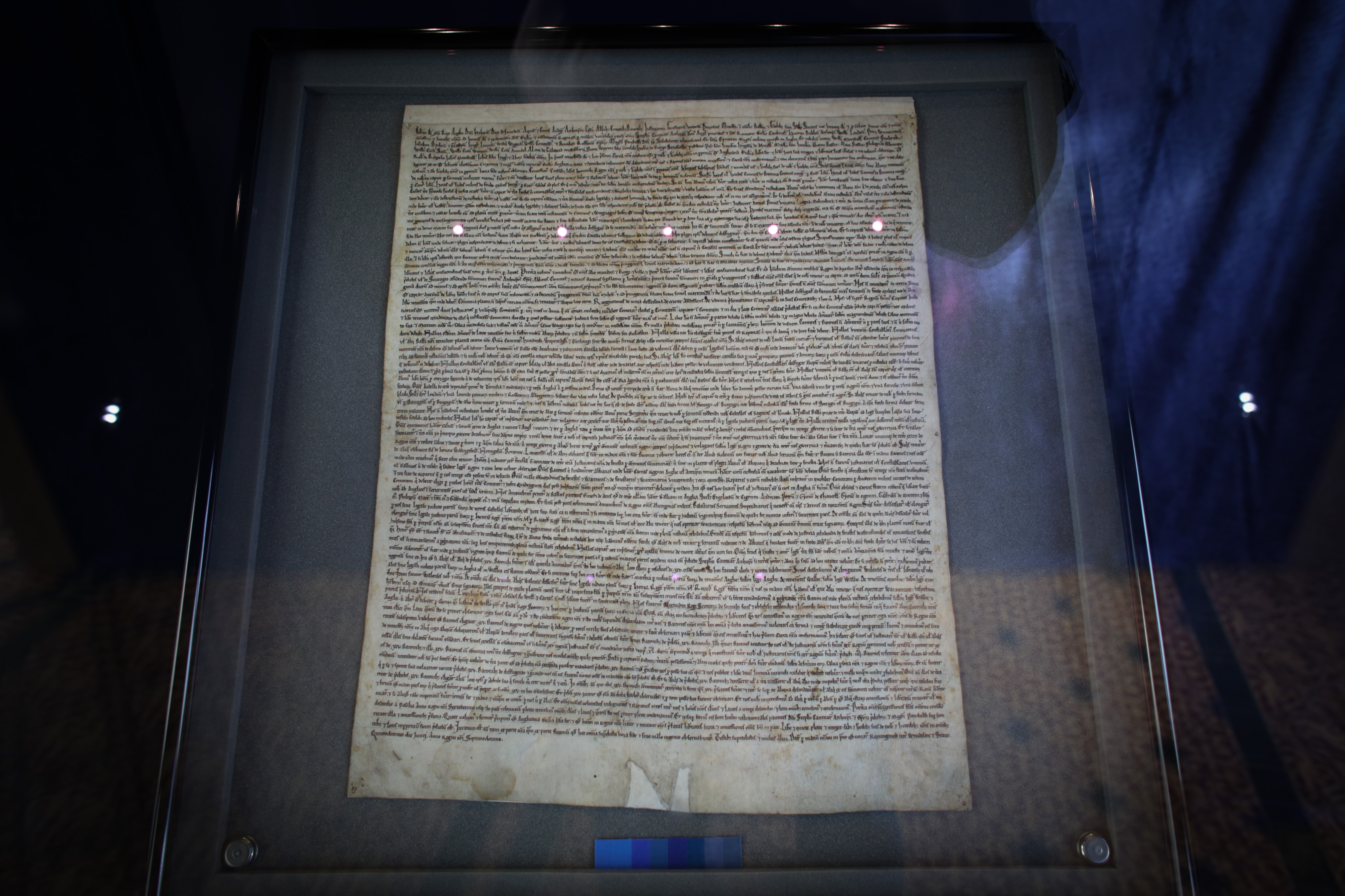 Un barbat a incercat sa fure Magna Carta cu un ciocan. Spune ca ar fi reuşit daca avea o sabie de samurai