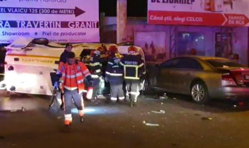 VIDEO | Ambulanta implicata intr-un accident. Patru persoane au fost ranite