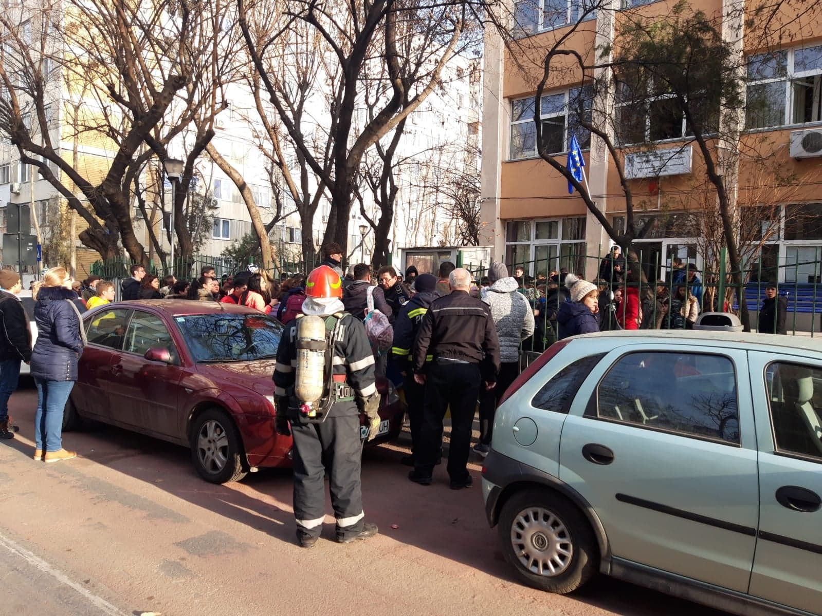 Alerta la o scoala din Capitala: elevii au fost evacuati dupa o igienizare, iar 18 copii au ajuns la spital