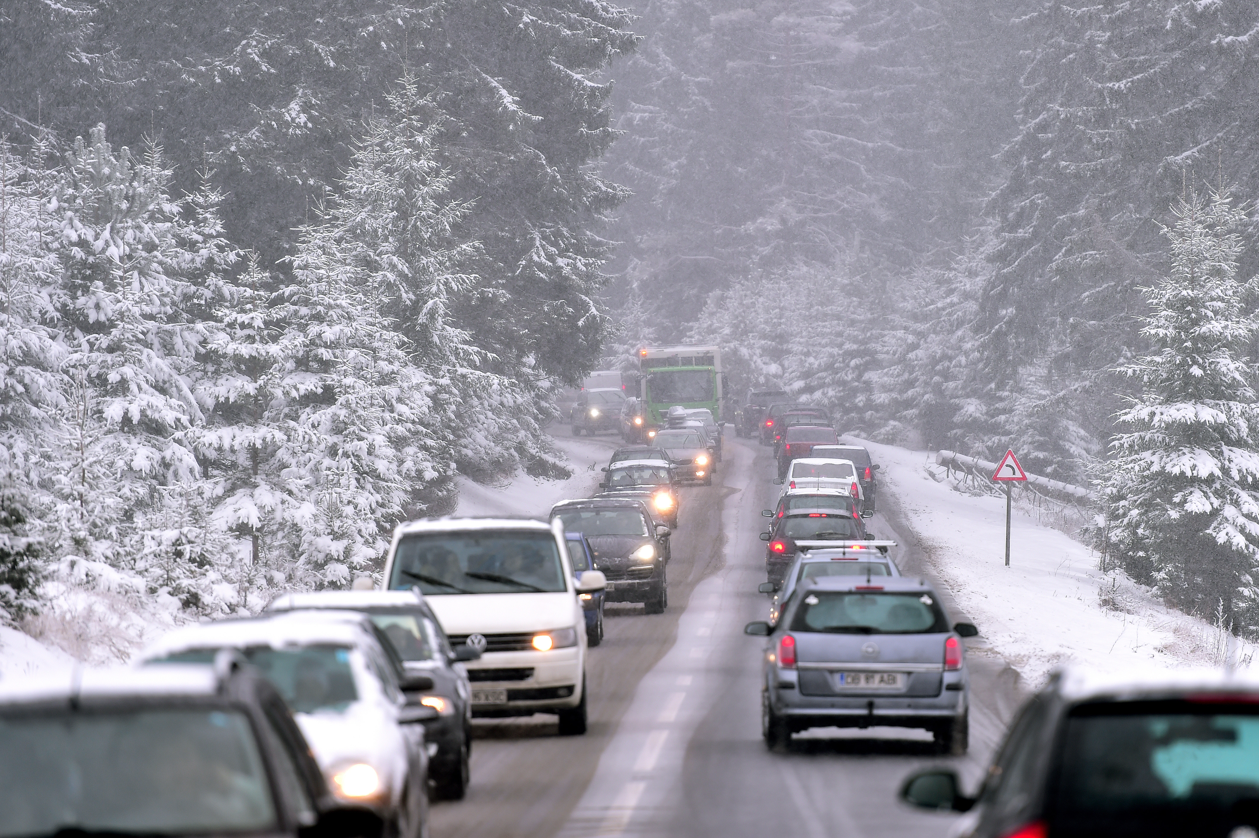 Trafic restricționat pe Valea Prahovei în urma unui accident. Sute de mașini merg bară la bară pe ambele sensuri