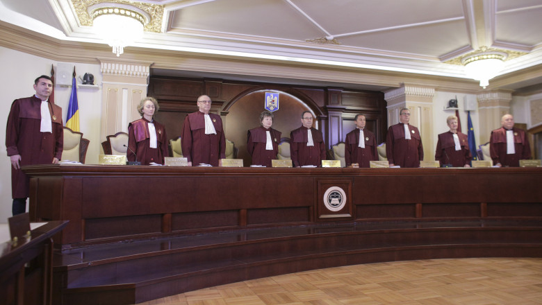 judecatorii curții constituționale, ridicați în picioare, înaintea unei ședințe de plen