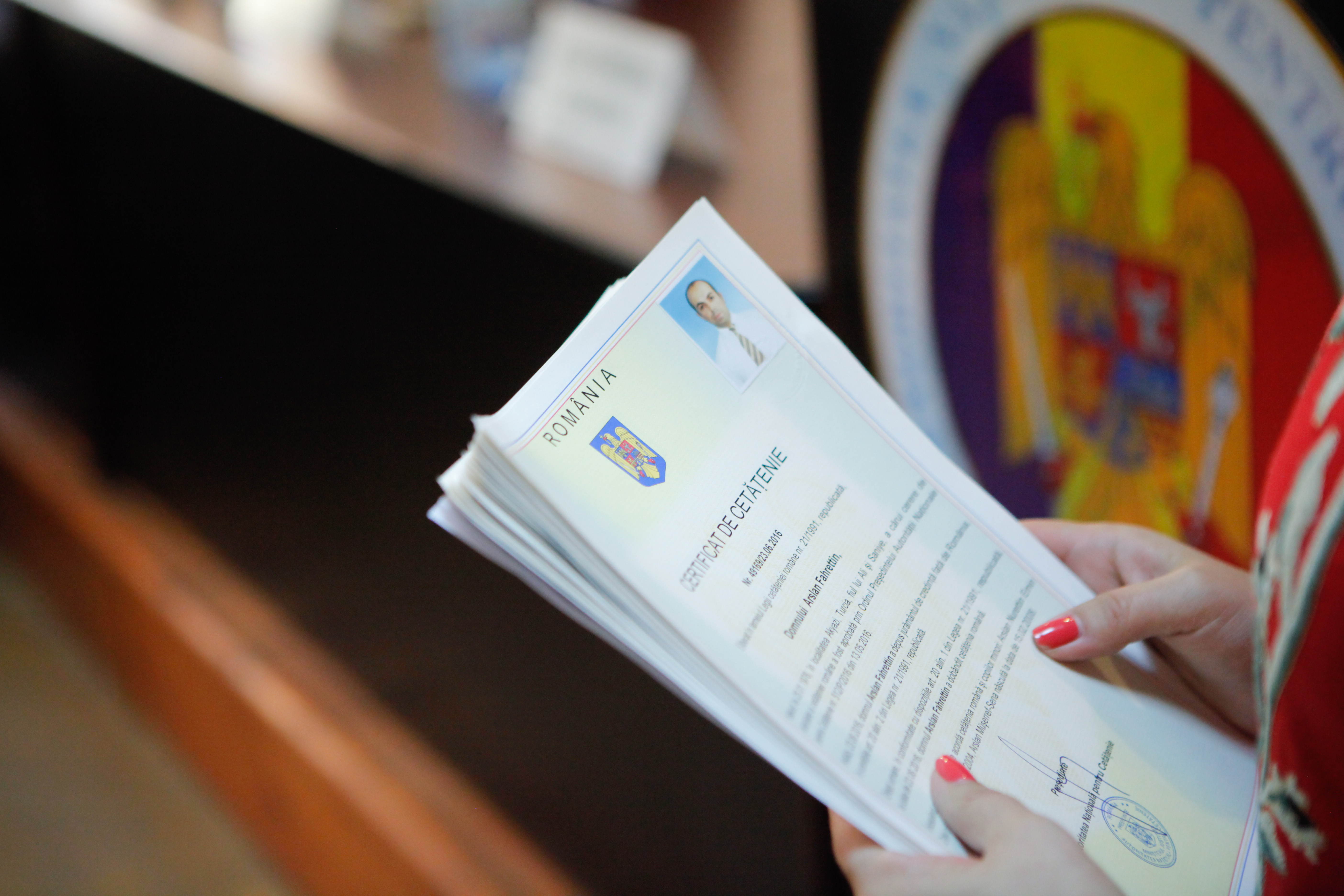 Străinii căsătoriți de 10 ani cu români ar putea primi cetățenie română, chiar dacă nu locuiesc în țară. Proiectul merge la promulgare