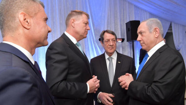 Președintele Klaus Iohannis discută cu premierul israelian Benjamin Netanyahu la dineul oferit de șeful statului Israel, Reuven Rivlin