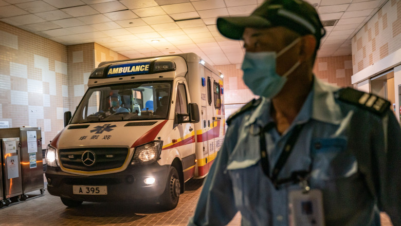 ambulanta si agent de securitate cu masca din cauza virusului din china