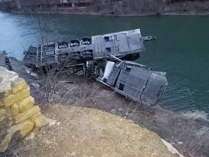 ACCIDENT TIR CU MASINI SURSA ISU Vâlcea 7