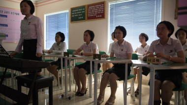 Eleve intr-o scoala din Phenian