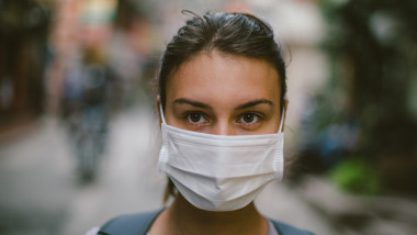 fata femeie masca virus coronavirus gripa epidemie oms
