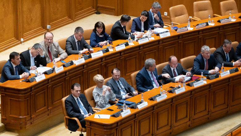 Membrii Guvernului Orban participă la ședința comună a Camerei Deputaților și Senatului, convocată pentru prezentarea moțiunii de cenzură a PSD. Foto: gov.ro