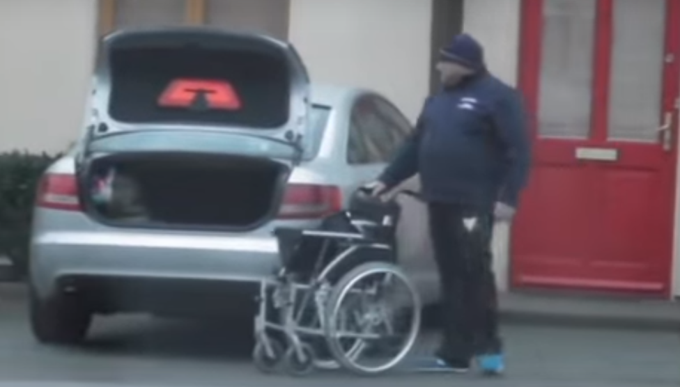 Un român care cerea 60.000 de euro după ce un accident l-ar fi lăsat în scaun cu rotile a fost filmat mergând VIDEO