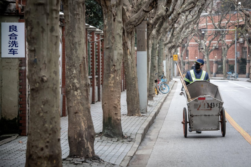 Shanghai, China, 28th Jan 2020, Sanitation worker cleaning the empty streets in Shanghai China amidst the Coronavirus outbreak, Edwin Remsberg