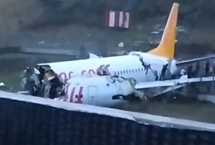 Un avion s-a rupt în trei, după ce a ieşit de pe pistă la aterizarea pe aeroportul din Istanbul: 3 morți, 179 de răniți