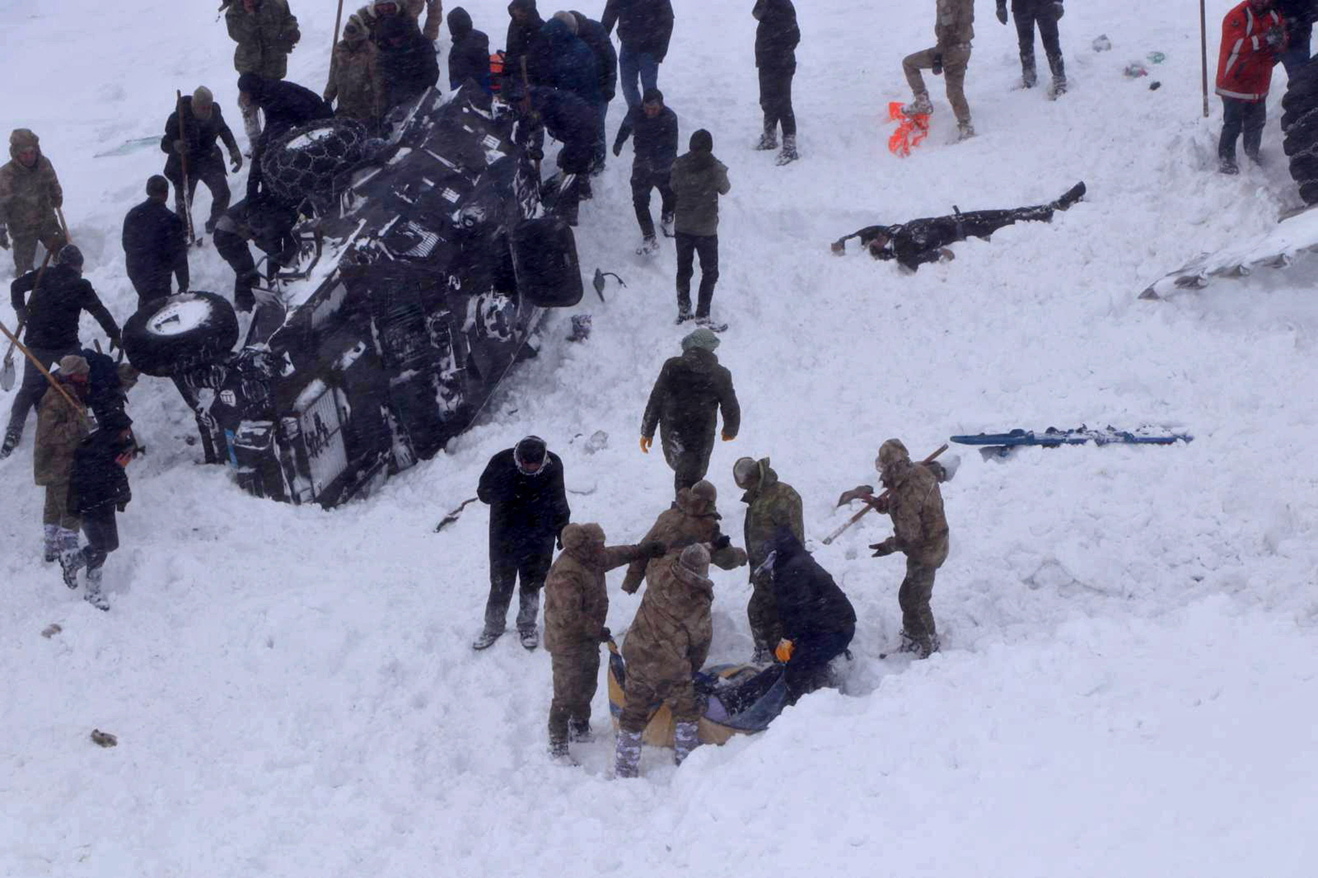 Imagine Stire Avalanșă în centrul Turciei. Cel puțin 38 de oameni care se aflau într-o misiune de salvare au murit | 2review.ro