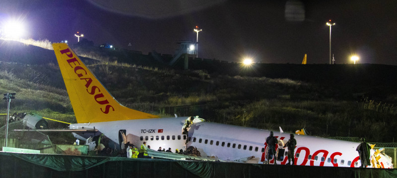 3 Dead And 179 Hurt As Jet Skids Off Runway - Istanbul