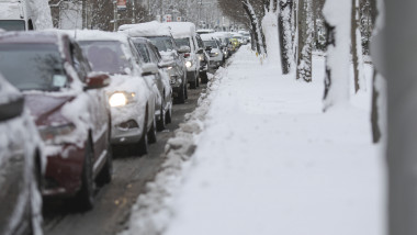 masini in trafic, iarna, pe timp de ninsoare