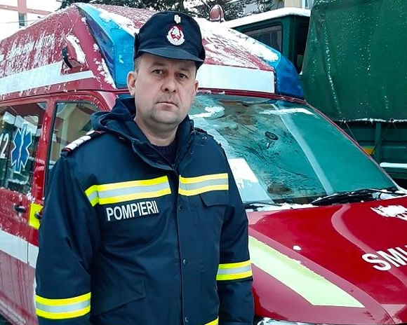 Un pompier i-a oferit bocancii săi de schimb unui șofer polonez implicat într-un accident rutier, în Suceava