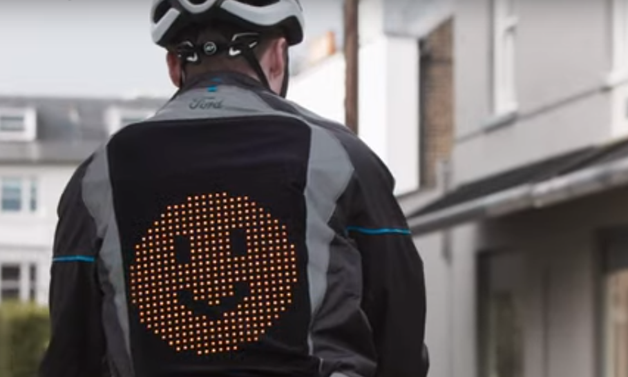 Ford a dezvăluit jacheta prin care bicicliștii pot comunica mai bine cu șoferii VIDEO