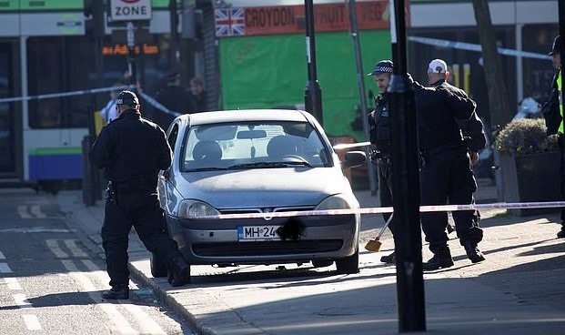 Alertă la Londra din cauza unei mașini cu numere românești. Poliția a închis zona și a adus un robot anti-bombă