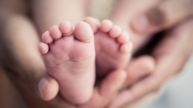 picioarele unui bebelus