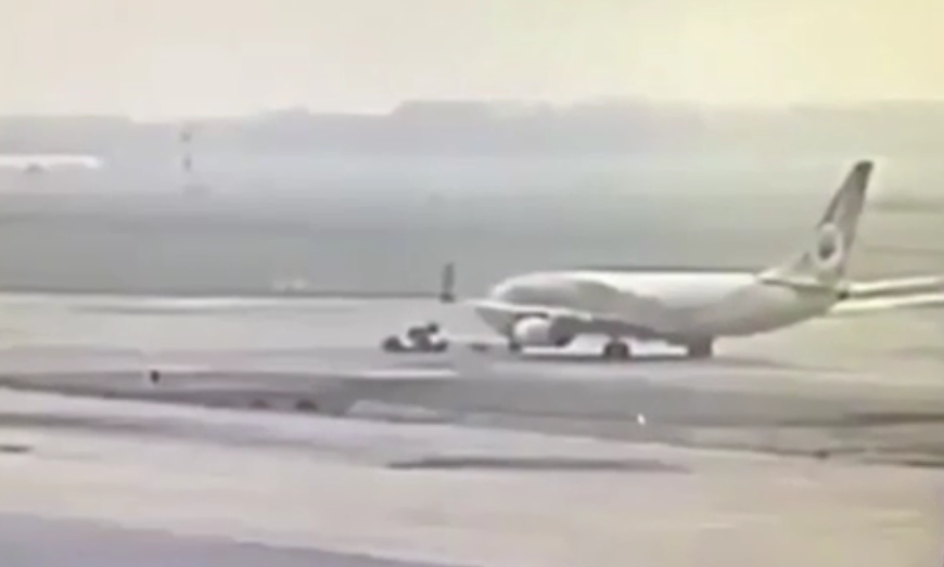 Un bărbat a fost ucis și altul rănit grav după ce un avion Boeing 737 a strivit mașina care îl tracta VIDEO