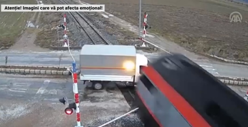 Inconștiență pe calea ferată. Momentul în care o camionetă este lovită din plin de un tren - VIDEO