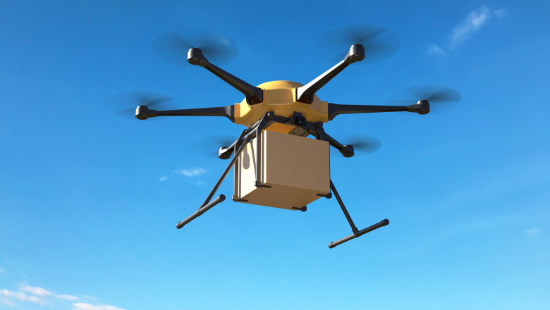 drona livreaza un colet