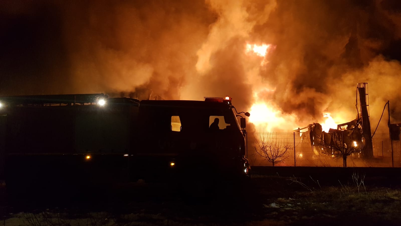 Incendiu periculos la o hală din Ilfov unde sunt bazine cu acetonă și saci cu nitrat de amoniu. Populația, avertizată prin RO-ALERT