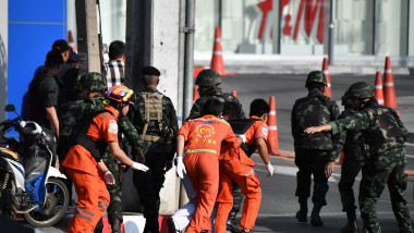 Personal medical se pregătește să intre în mallul Terminal 21 din Korat, Thailanda, unde a avut loc un atac în masă