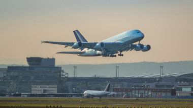 Un avion decolează de pe aeroportul din Frankfurt