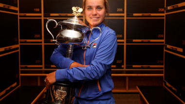 Sofia Kenin imbratisand trofeul Australian Open