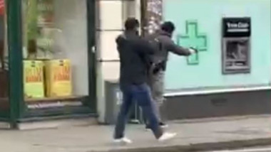 Momentul în care polițistul în civil se apropie cu o armă de autorul atacului de la Londra