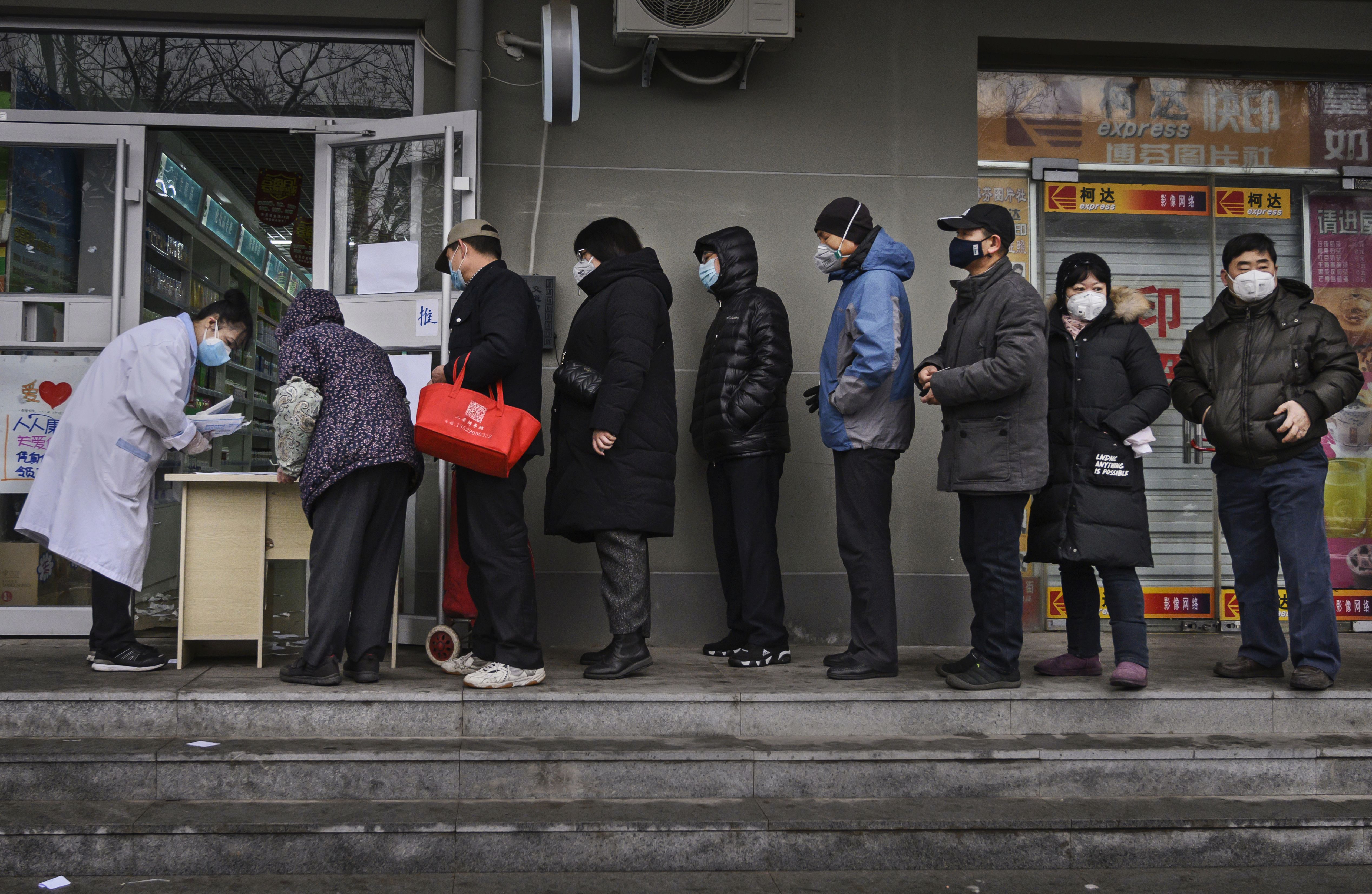 Confuzie printre un milion de oameni din Beijing care au aflat brusc că nu mai pot pleca din cartiere