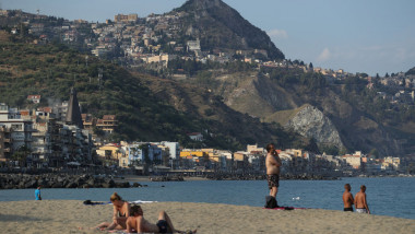 Plaja in Sicilia, unde s-au atins 27 de grade in februarie